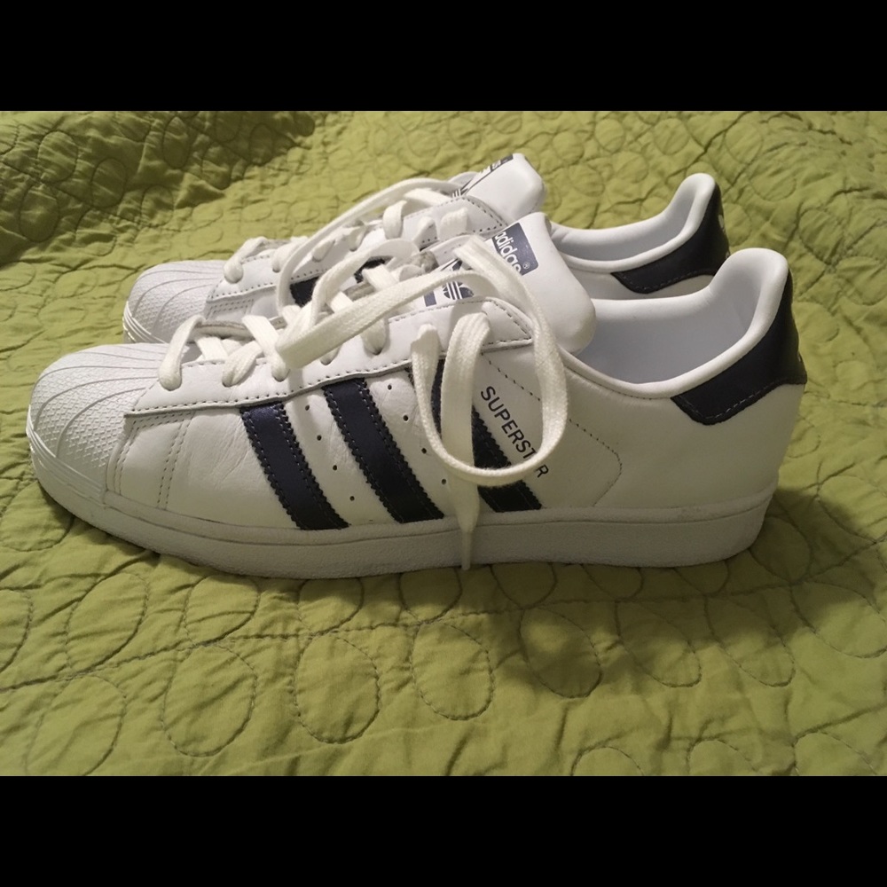 Like new sz 9 Adidas Superstars